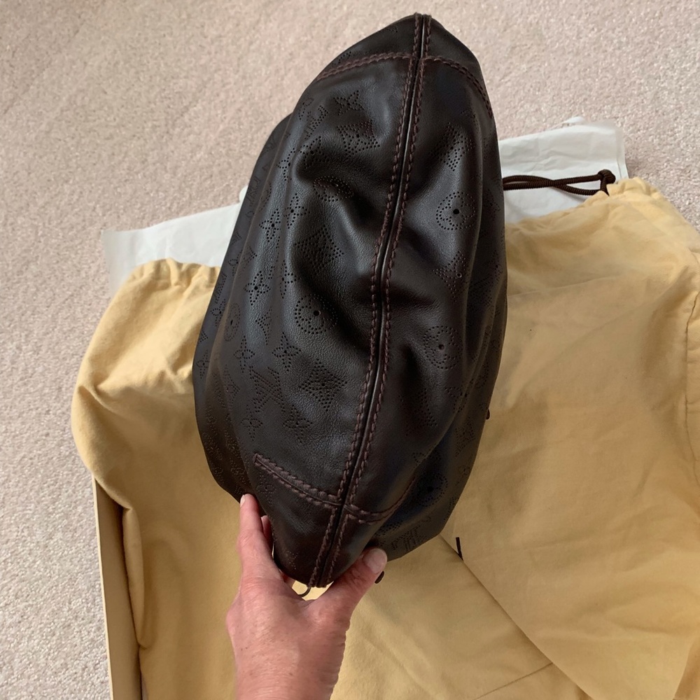 SOLD❗️LOUIS VUITTON Mahina Leather Onatah GM Bag - Picture 6 of 8